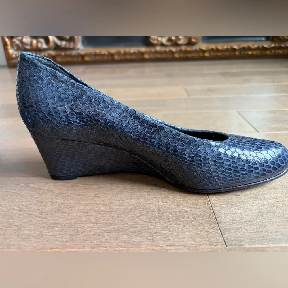 Stuart Weitzman Navy Snake-Embossed Pumps 6M NEW - Picture 4 of 5
